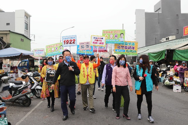 春節將至！翁縣長手拿大聲公 市場積極宣導防疫、用心為民眾食安把關   